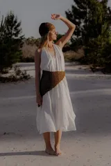 Vestido largo de color blanco, con escote en V pronunciado y tiras largas que permiten anudarlo de múltiples formas. Presenta tajo en ambos laterales y forro interno.