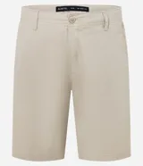 Bermuda masculina de corte slim, confeccionada en sarga de algodón. Presenta un diseño de estilo sastrero con cintura con trabillas, cierre tradicional de botón y cremallera, y bolsillos laterales.