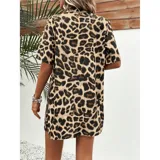 Conjunto de dos piezas compuesto por una camisa de manga corta con cuello italiano y cierre frontal de botones, y un short con cintura elástica y bolsillos laterales. Ambas prendas presentan un diseño estampado de animal print.