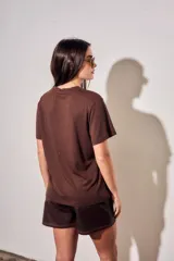 Remerón oversize marrón de viscosa con detalles de brillos sutiles, cuello redondo y mangas cortas.