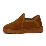 Pantuflas cerradas color marrón con interior de piel sintética.