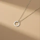 Collar de cadena fina con eslabones rectangulares y dije circular minimalista en plata 925.