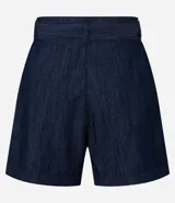 Short de mezclilla azul oscuro, tiro alto, con cinturón de tela a juego y hebilla metálica redonda.