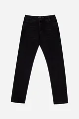 Pantalón jean de corte recto y tiro medio color negro con efecto lavado.