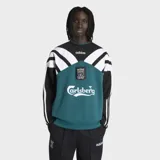 Buzo de cuello redondo Adidas, inspirado en la temporada 95/96 del Liverpool FC. Presenta un diseño de bloques de color en verde, negro y blanco, con el escudo del club y el logo de Carlsberg en el frente. Confeccionado en felpa de algodón con corte holgado.