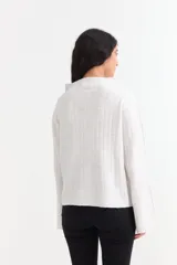 Sweater de tejido de punto acanalado en color gris, con cuello alto y mangas largas con diseño oxford acampanado.