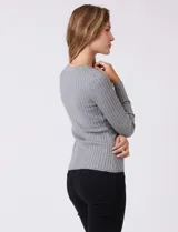 Buzo de tejido acanalado, con cuello redondo y mangas largas, de calce ajustado al cuerpo.