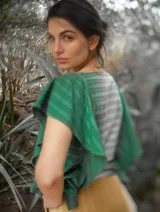 Blusa color mostaza con cuello redondo y mangas cortas con volados.