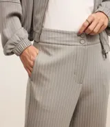 Pantalón recto de malla de viscosa y poliéster a rayas verticales, con cintura alta, detalle de ribete lateral y cierre frontal con botones y cremallera.