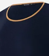 Suéter de punto color azul marino con cuello redondo y mangas largas. Presenta detalles de viés en color tostado en el cuello, puños y ruedo, brindando un contraste sutil y elegante.