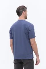 Remera de manga corta color azul, con cuello redondo y estampa frontal con lettering en color blanco. Posee un fit regular.