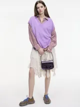 Chaleco de punto sin mangas color lila, con cuello en V.