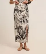 Pollera midi de viscosa y lino color crudo, con estampado de paisajes modernistas, nudo lateral y corte al bies.