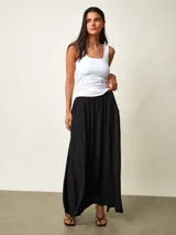 Musculosa blanca de corte ajustado, con escote cuadrado y diseño clásico sin mangas.