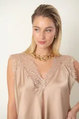 Blusa italiana de satén de seda, color beige, con escote en V y detalles de encaje en el pecho y los hombros, de corte holgado y sin mangas.
