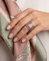 Anillo de plata 925 con diseño de filigrana y piedra central de cuarzo rosa en corte cuadrado.