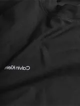 Remera negra de manga larga con cuello perkins y logo de Calvin Klein bordado en blanco en el pecho.