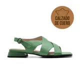Sandalia de cuero color verde agua, con tiras cruzadas en el empeine, hebilla lateral y taco bajo cuadrado.