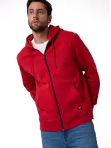 Buzo con capucha y cierre frontal completo, confeccionado en tejido fleece color rojo. Presenta bolsillos tipo canguro, puños y cintura acanalados, y un pequeño parche con el logo de la marca en el bajo.