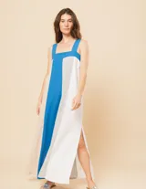 Vestido largo de lino color blanco, gris y amarillo, con breteles anchos, escote recto, elástico en la espalda y tajos laterales.