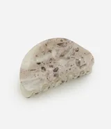 Pinza para el pelo de formato redondeado con diseño estampado efecto mármol y garras reforzadas.