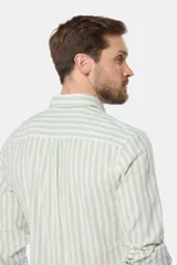 Camisa de lino de manga larga con diseño de rayas verticales en tonos verde y blanco, cuello camisero, cierre frontal de botones y bordado sutil en el pecho.