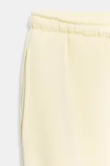 Pantalón jogger de tiro alto y color azul marino, con cintura elástica ajustable mediante cordones con herretes metálicos y puños elásticos en los tobillos.