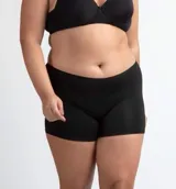 Boxer de tiro medio color nude, de tejido liso y suave, con bordes sin costura visibles.