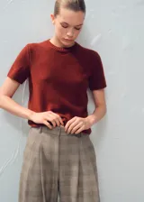 Pantalón de vestir tiro alto con diseño a cuadros, corte recto y amplio, con pinzas delanteras.
