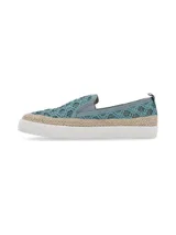 Alpargatas tipo slip-on Hush Puppies, con capellada de tejido trenzado en color turquesa, detalle de yute en la entresuela y suela blanca de caucho termoplástico.