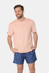 Short de baño azul con estampado de veleros blancos, cintura elástica con cordón ajustable, dos bolsillos laterales y suspensor de malla fina.