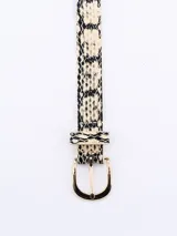 Cinto de cuero sintético blanco con estampado de piel de serpiente en negro y hebilla dorada.