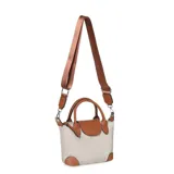 Cartera tipo tote pequeña de la marca Las Oreiro, confeccionada en poliéster negro con detalles en cuero sintético color suela en las asas, solapa frontal, base y correa. Cuenta con cierre principal, doble asa de mano y correa larga ajustable y extraíble para usar como bandolera.