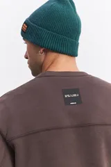 Buzo de algodón color marrón chocolate, con cuello redondo, mangas largas y estampa frontal con el nombre de la marca repetido en tono sobre tono.