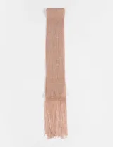 Pañuelo tipo corbatín de tejido fino con acabado brillante y terminación en flecos largos en los extremos.