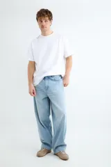 Jean de corte relajado y tiro medio, confeccionado en denim de algodón. Presenta pierna ancha, diseño de cinco bolsillos y un lavado claro con efecto vintage.