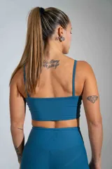 Top deportivo color azul, de doble tela, con escote redondo y tirantes finos.