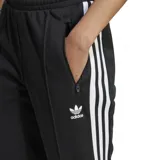 Pantalón deportivo Adidas Beckenbauer negro con tres rayas blancas a los costados.