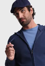 Canguro gris con cierre frontal, capucha con cordones ajustables y bolsillos laterales.