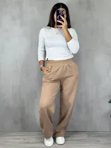 Pantalón de jogging color beige, de corte holgado y cintura elastizada.