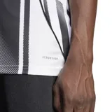 Camiseta de fútbol Adidas de la Juventus, modelo Primera Equipación temporada 25/26. Diseño a rayas verticales blancas y negras con detalles en rosa en cuello, mangas y logo de Adidas.