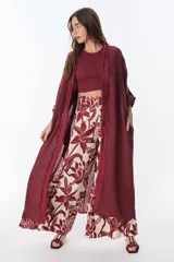 Kimono largo de lino color bordó, con flecos decorativos en los bordes frontales y mangas 3/4.