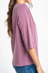 Remera de algodón lavada color gris, de corte al cuerpo, con escote redondo y mangas 3/4.