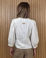 Camisa de cuello redondo y manga larga abullonada, con diseño a rayas en tonos rosado y blanco.