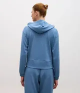 Campera deportiva de corte regular confeccionada en modal, con cierre frontal por cremallera, capucha con cordón ajustable, mangas largas con puños elásticos y bolsillos laterales.