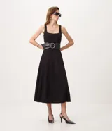 Vestido evasê midi de corte en A, color negro, sin mangas, con escote cuadrado, breteles medianos y recortes verticales.