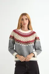 Buzo de tejido de punto con diseño nórdico estampado en el canesú, cuello redondo, mangas largas y puños acanalados.