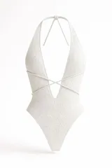 Malla entera blanca de encaje con forro, espalda descubierta y corte tipo tanga.