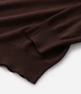Suéter de punto Marfinno con cuello redondo y mangas largas. Presenta un diseño de rayas horizontales en tonos marrones y beige sobre una base de color marrón oscuro.