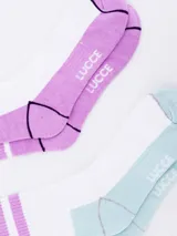 Pack de dos pares de medias caña corta, una blanca con rayas horizontales rosas y detalles en rojo, y otra blanca con rayas horizontales rosas y detalles en amarillo.